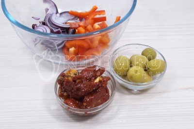 Полукольцами нарезать красную или белую луковицу. Кусочками нарезать болгарский перец.