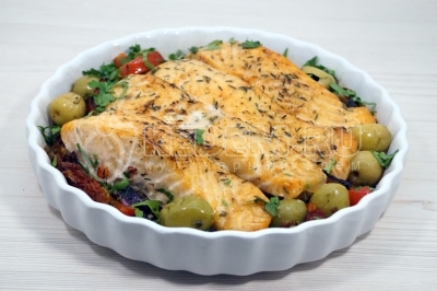 Вынуть из духовки. Добавить нашинкованную зелень петрушки.