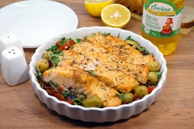 Запеченное рыбное филе готово. Можно подавать к столу.