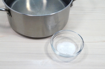 Чтобы приготовить макароны с ветчиной и сладким перцем, нужно в кастрюле вскипятить 2 литра воды. Добавить 1/2 чайной ложки соли.