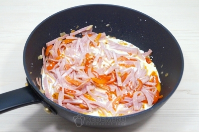 Добавить 150 миллилитров сливок и 1/4 чайной ложки соли. Перемешать.