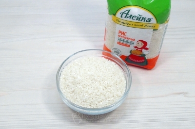 Чтобы приготовить рисовые биточки, нужно в небольшую миску отмерить 200 грамм круглозерного риса.