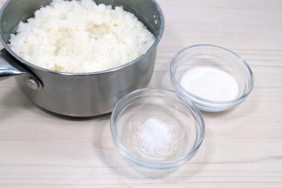 Добавить 1-2 толовые ложки сахара и 1/4 чайной ложки соли. Перемешать и остудить рис.