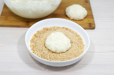 Сформировать небольшие биточки мокрыми руками. Запанировать биточки в панировочных сухарях.