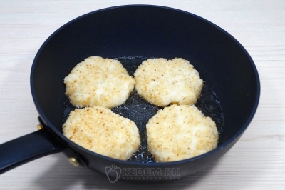 Выложить биточки и обжарить 2-3 минуты с одной стороны.