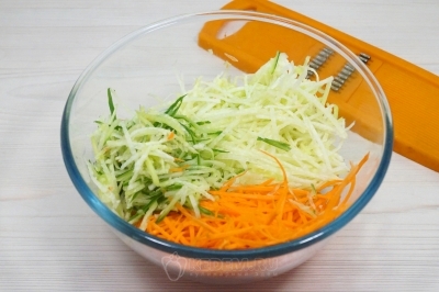 Натереть овощи на терке для корейской моркови в миску.