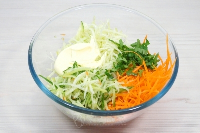 Добавить 2 столовые ложки сметаны, мелко нарубленной зелени петрушки и 1 щепотку соли.