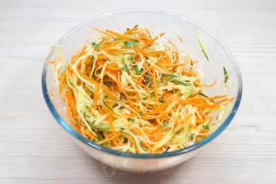 Перемешать и дать настояться салату 10 минут.