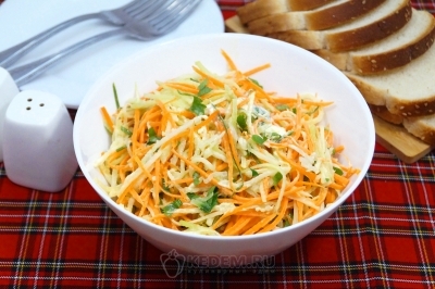 Салат с редькой, морковью и огурцом готов. Можно подавать к столу.
