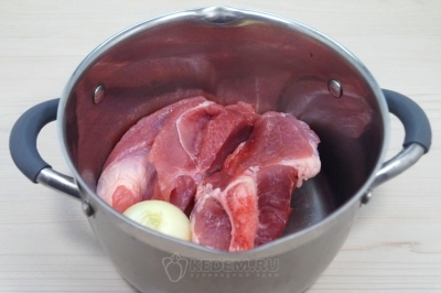 В кастрюлю сложить мясо, кость и луковицу. Залить 3 литра холодной воды и варить до закипания.
