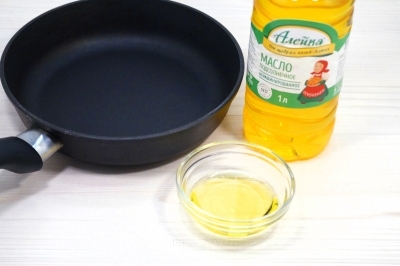 На сковороде разогреть 3 столовые ложки натурального подсолнечного масла.