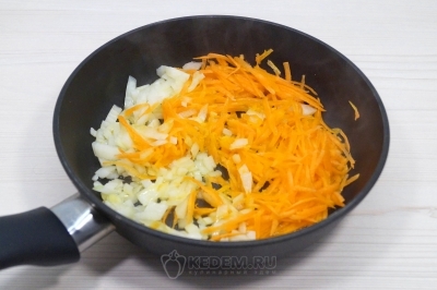 Добавить в сковороду мелко нашинкованную луковицу и тертую морковь. Обжарить 2-3 минуты.