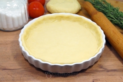 Тесто для открытого пирога готов. Вынуть из пакета и распределить тесто по дну формы для выпекания. Наполнить любимой начинкой. Отличный быстрый вариант теста для открытых пирогов в духовке.