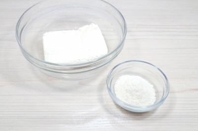 Чтобы приготовить блины на кокосовом молоке с творогом, кокосовой стружкой и сгущенкой, нужно в миске смешать 200 грамм творога и 30 грамм кокосовой стружки.