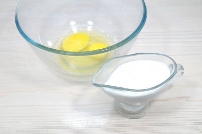 В большой миске смешать 2 яйца и 200 миллилитров кокосового молока.