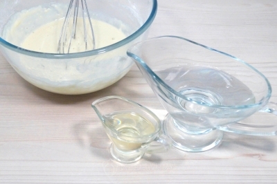 Добавить 3 столовые ложки подсолнечного масла и 200 миллилитров кипятка.