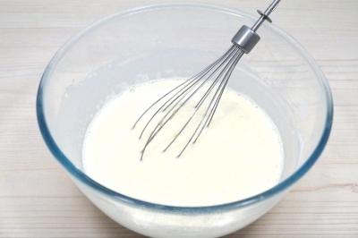 Перемешать и оставить тесто постоять 5 минут.