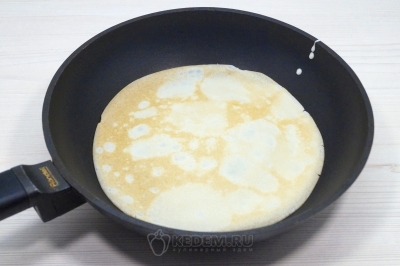 Выпекать тонкие блины на кокосовом молоке на сковороде до румяного цвета с двух сторон.