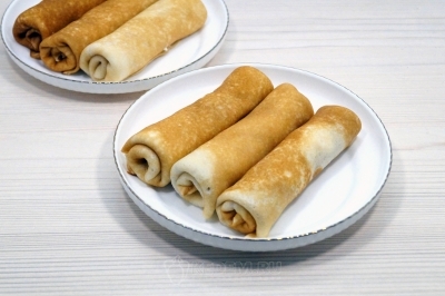 Выложить блинчики на блюдо.