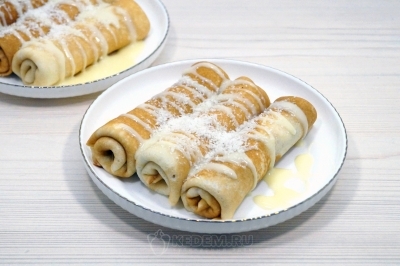 Добавить сверху пару ложек сгущенки и посыпать коксовой стружкой.