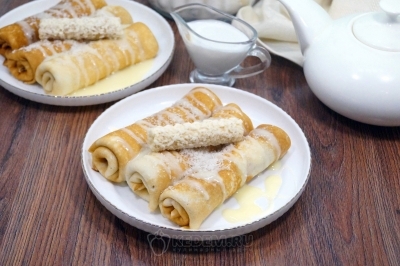 Блины на кокосовом молоке с творогом, кокосовой стружкой и сгущенкой готовы. Можно подавать к столу.