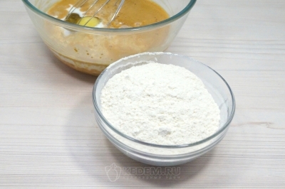 Добавить 200 грамм пшеничной муки и завести тесто для блинов.