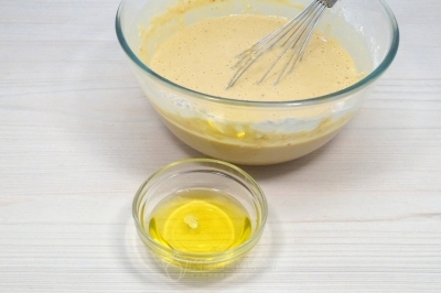 Добавить 3 столовые ложки подсолнечного масла и перемешать тесто.