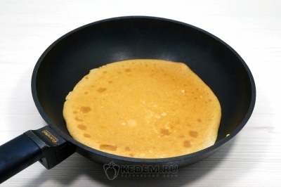 Выпекать тонкие блинчики до румяного цвета с двух сторон на сковороде.