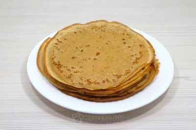 Готовые блины сложить стопкой.