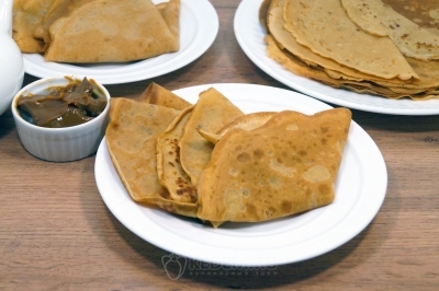 Блины с тестом на вареной сгущенке готовы. Можно подавать к чаю со сгущенным молоком, любимым вареньем или мёдом.