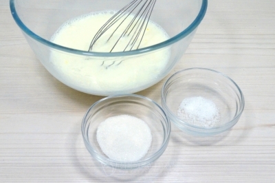 Добавить 1 столовую ложку сахара и 1/4 чайной ложки соли.