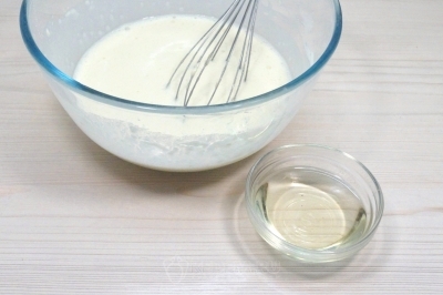 Добавить 3-4 столовые ложки подсолнечного масла в тесто.