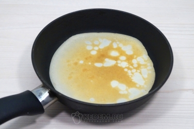 Выпекать тонкие блинчики на хорошо разогретой сковороде с двух сторон.