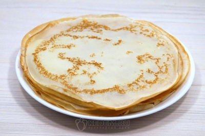 Готовые блины складывать стопкой.