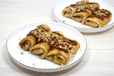 Украсить сверху сгущенкой и орехами по желанию.