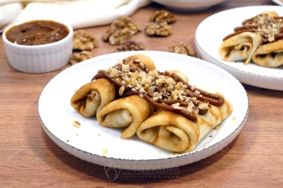 Блины с вареной сгущенкой и грецкими орехами готовы. Можно подавать к столу.