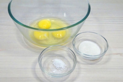 Чтобы приготовить Финский блин со сливочным кремом и голубикой, нужно в большой миске смешать 3 яйца, 2 столовые ложки сахара и 1/4 чайной ложки соли. Хорошо взбить венчиком.