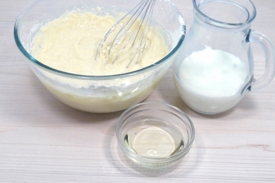 Добавить еще 150 миллилитров молока и 3 столовые ложки подсолнечного масла.