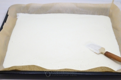 Противень застелить пергаментом и вылить тесто.