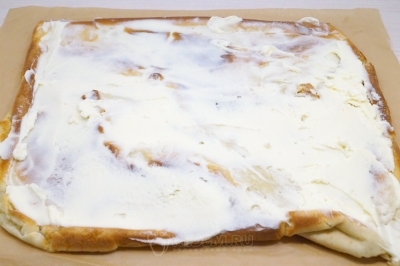 Хорошо промазать сливочным кремом.