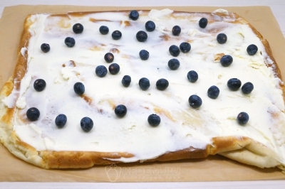 Выложить ягоды голубики.