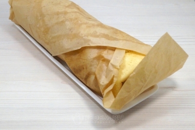 Завернуть в тот же пергамент. Убрать в холодильник на 2-3 часа.