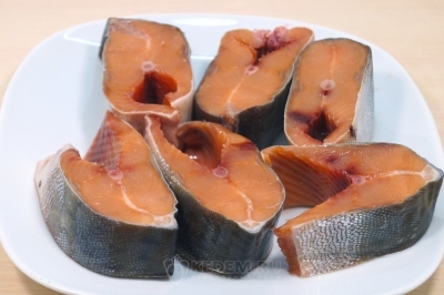 Чтобы приготовить горбушу запеченную в духовке с овощами в лодочках из пергамента, нужно стейки горбуши разморозить. Хорошо промыть. Очистить от чешуи если нужно.