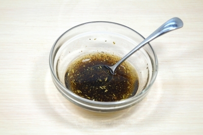 В миске смешать 5 столовых ложек подсолнечного масла, 2 столовые ложки бальзамического уксуса и 1/4 чайной ложки прованских трав. Перемешать.