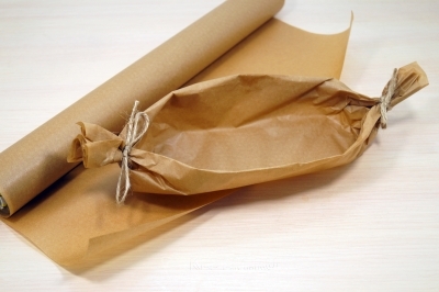 Из пергамента в несколько слоев сформировать лодочки.