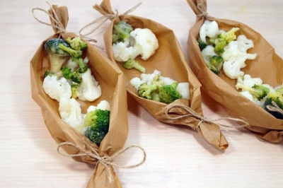 Выложить в каждую лодочку по 2-3 слегка размороженных соцветия брокколи и цветной капусты.