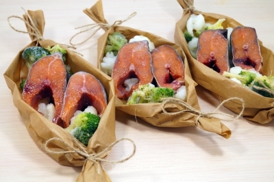 Добавить по два кусочка горбуши.