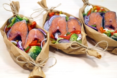 Добавить полукольцами нарезанную красную луковицу и мелкой соломкой нарезанный болгарский перец (можно использовать заморозку или свежий, зависит от сезона).