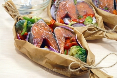 Добавить сверху по 2 столовые ложки заправки в каждую лодочку.