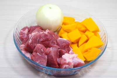 Чтобы приготовить котлеты с тыквой в духовке, нужно 500 грамм свинины, 1 большую луковицу и 300 грамм тыквы перемолоть на мясорубке.